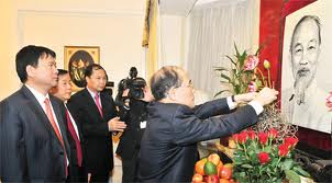 ທ່ານປະທານສະພາແຫ່ງຊາດ ຫງວຽນຊິງຮູ່ງ ຖະຫວາຍທູບທຽນຢູ່ ເຂດອະນຸສອນ​ສະຖານ ປະທານໂຮ່ຈີມິນ